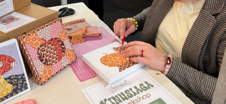 Groepje mensen die samen Kinusaiga maken tijdens een workshop voor thuis